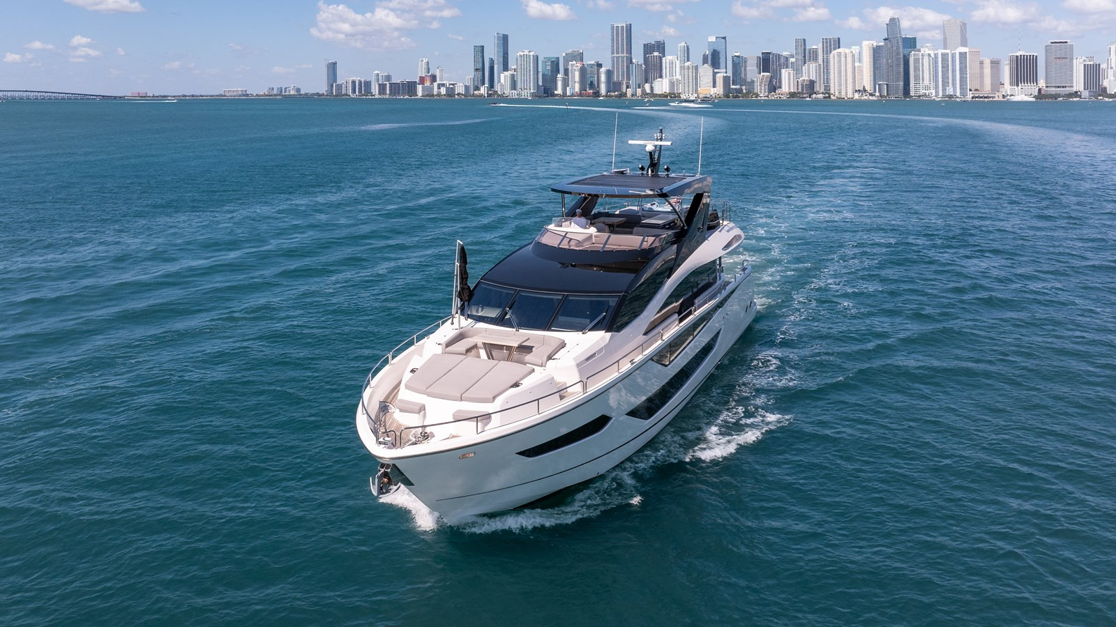 https://arconyachts.ams3.digitaloceanspaces.com/81145/conversions/large_4610047-optimize.jpg