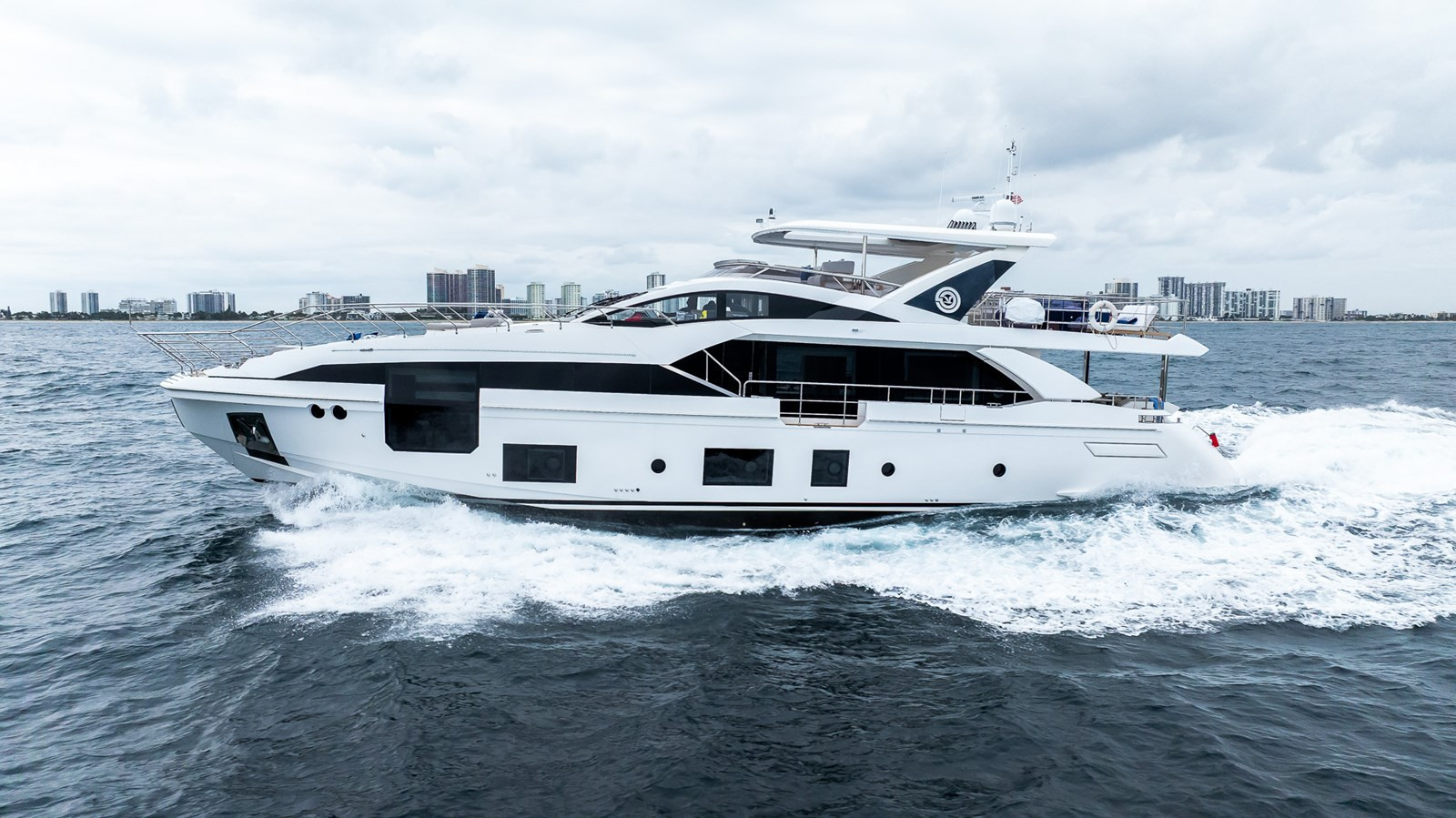 https://arconyachts.ams3.digitaloceanspaces.com/81178/conversions/large_4646484-optimize.jpg