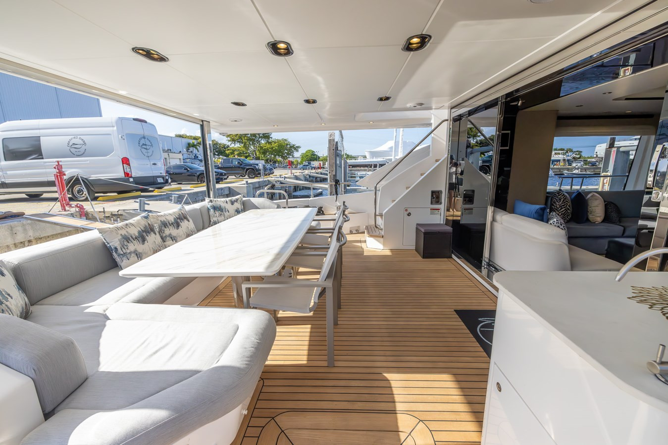 https://arconyachts.ams3.digitaloceanspaces.com/81196/conversions/large_4646490-optimize.jpg
