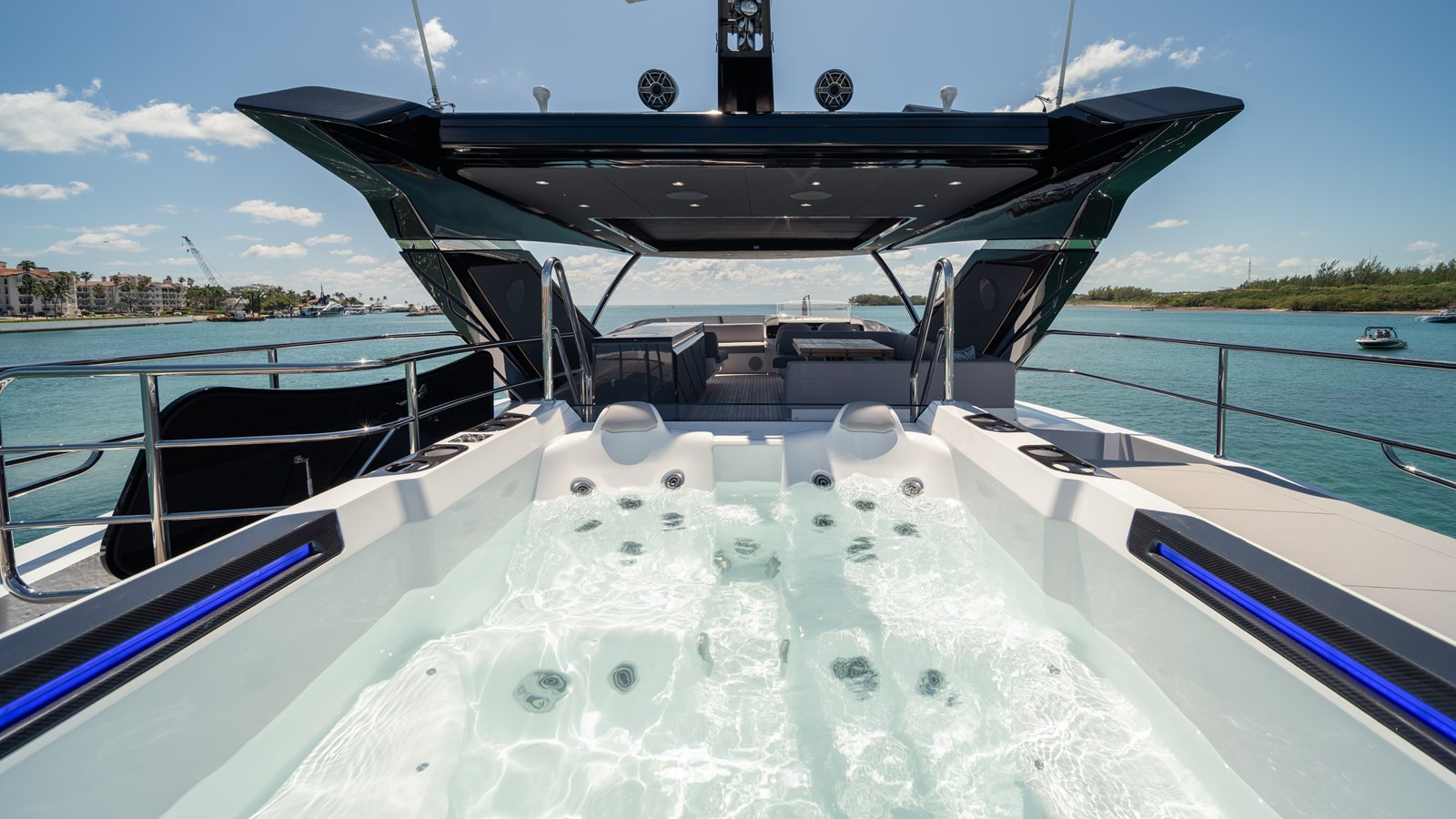 https://arconyachts.ams3.digitaloceanspaces.com/81226/conversions/large_4610209-optimize.jpg