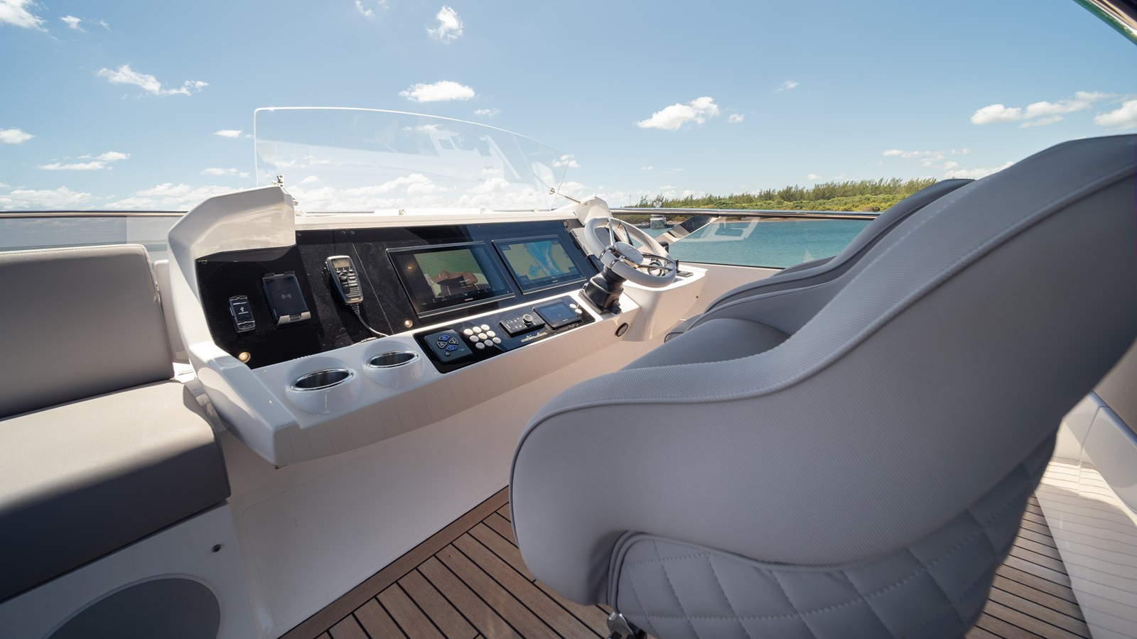 https://arconyachts.ams3.digitaloceanspaces.com/81229/conversions/large_4610214-optimize.jpg