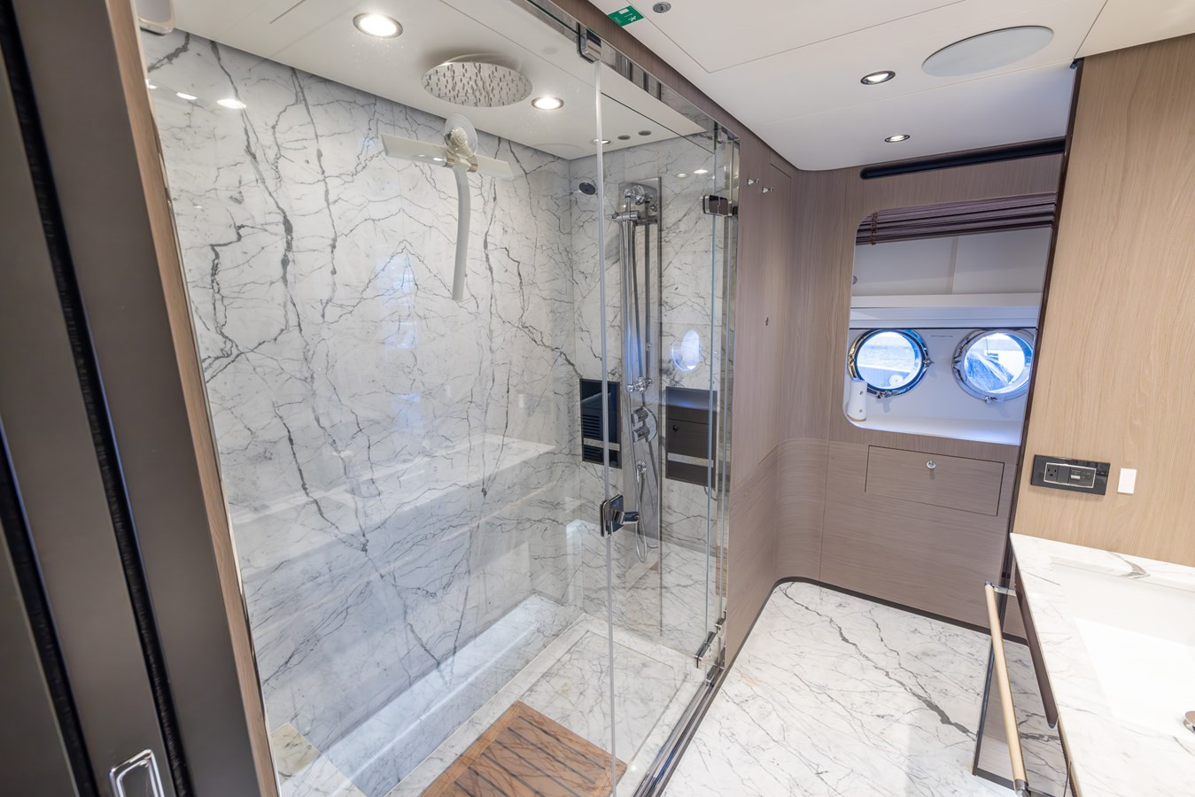 https://arconyachts.ams3.digitaloceanspaces.com/81321/conversions/large_4646534-optimize.jpg