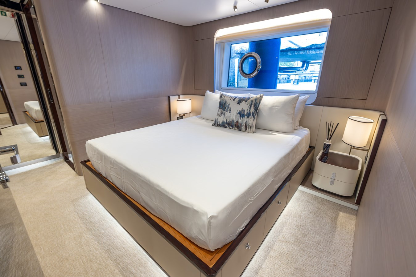 https://arconyachts.ams3.digitaloceanspaces.com/81347/conversions/large_4646543-optimize.jpg