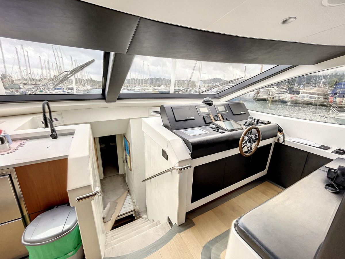 https://arconyachts.ams3.digitaloceanspaces.com/81349/conversions/large_3704829-optimize.jpg