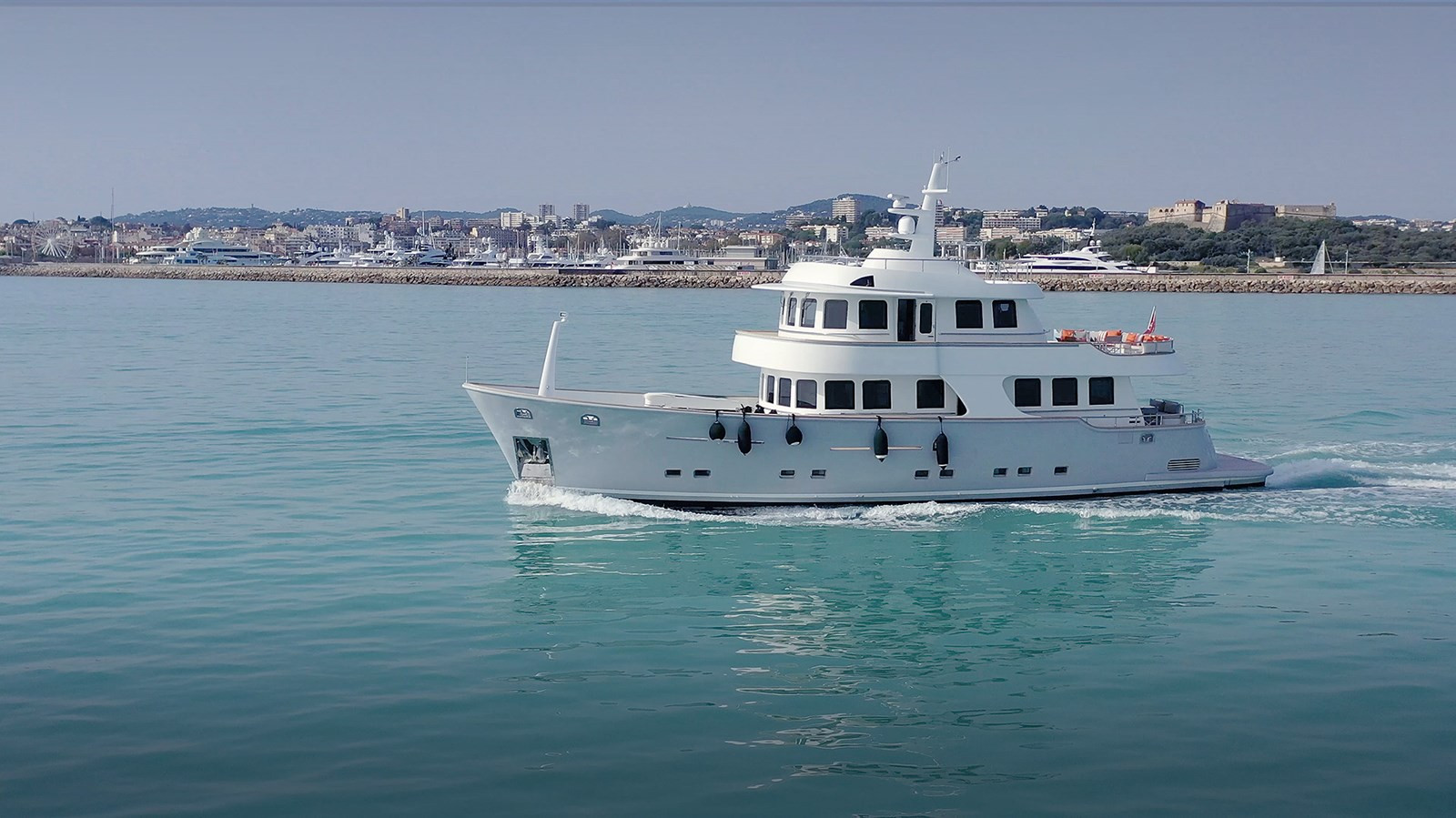 https://arconyachts.ams3.digitaloceanspaces.com/81387/conversions/large_4447557-optimize.jpg