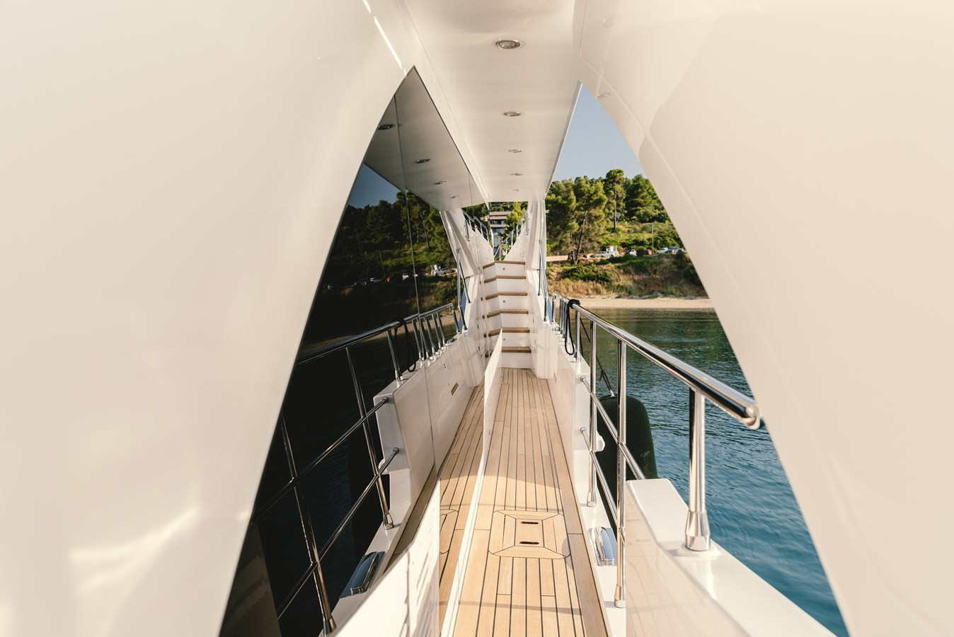 https://arconyachts.ams3.digitaloceanspaces.com/81495/conversions/large_4476829-optimize.jpg