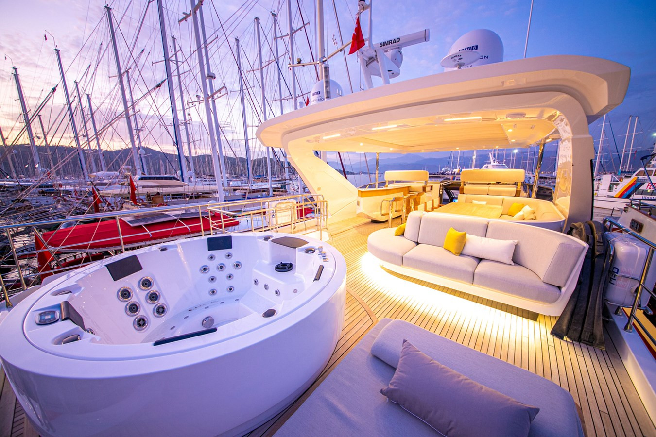 https://arconyachts.ams3.digitaloceanspaces.com/81610/conversions/large_4854138-optimize.jpg