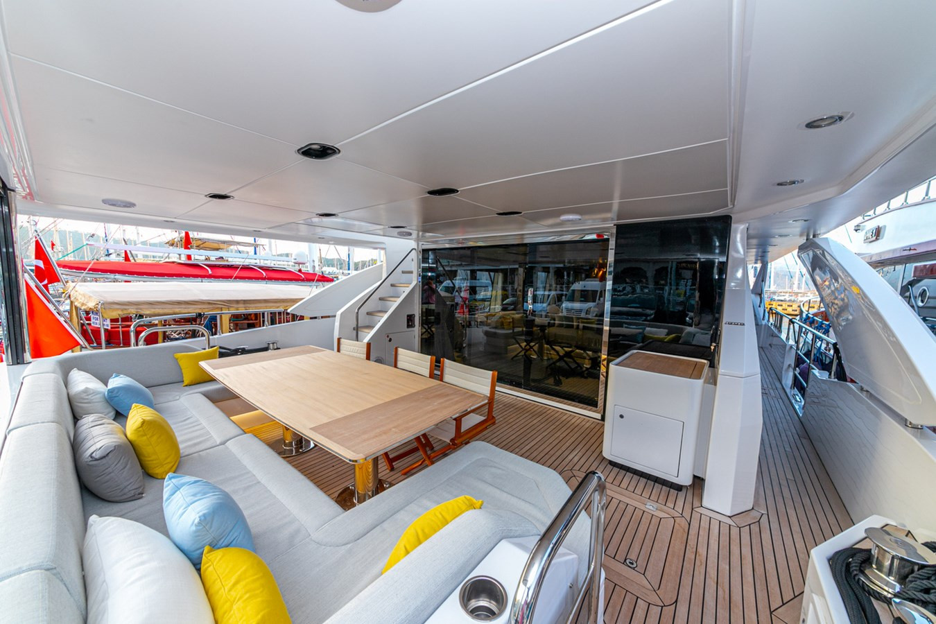 https://arconyachts.ams3.digitaloceanspaces.com/81616/conversions/large_4854140-optimize.jpg