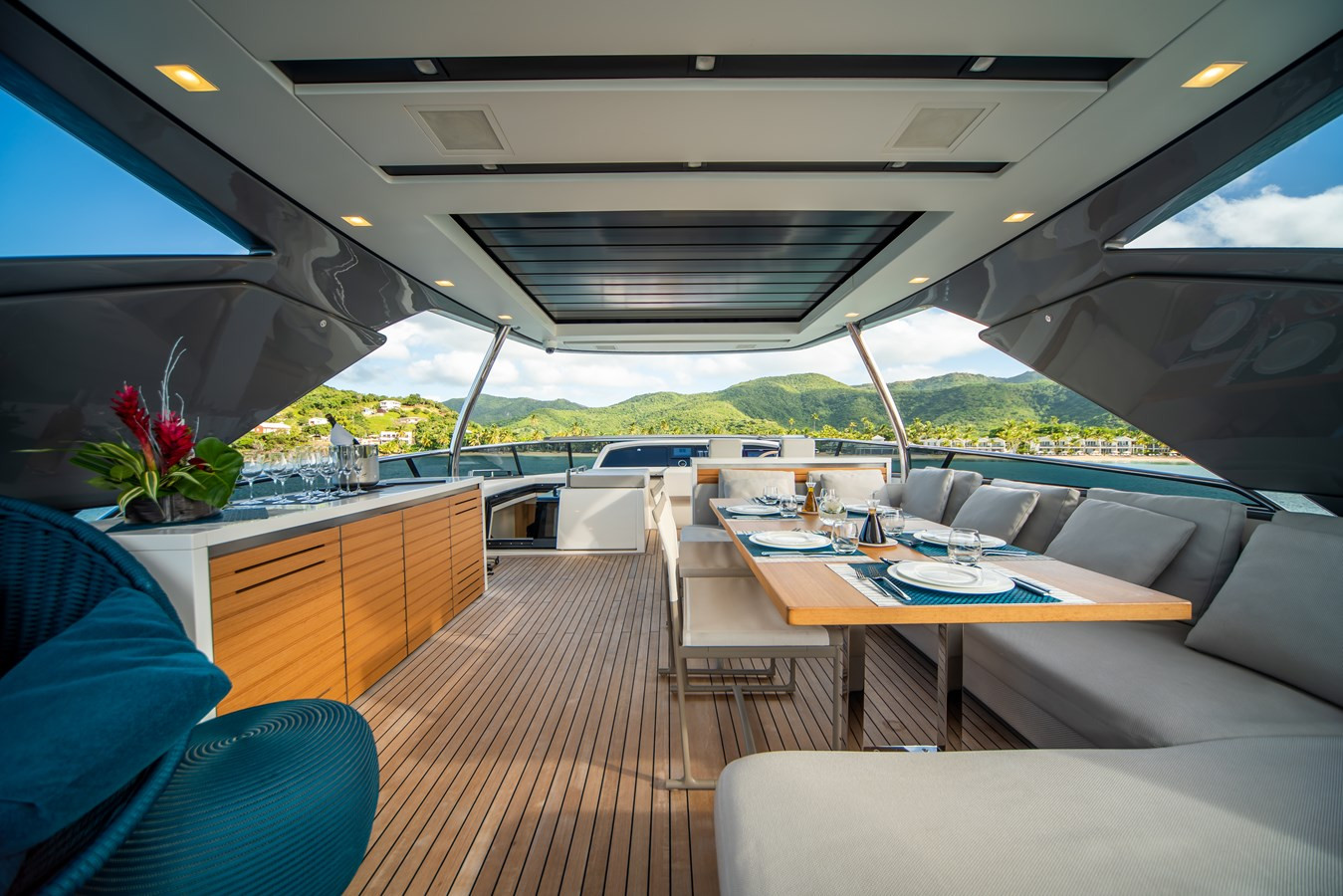 https://arconyachts.ams3.digitaloceanspaces.com/81652/conversions/large_4828078-optimize.jpg