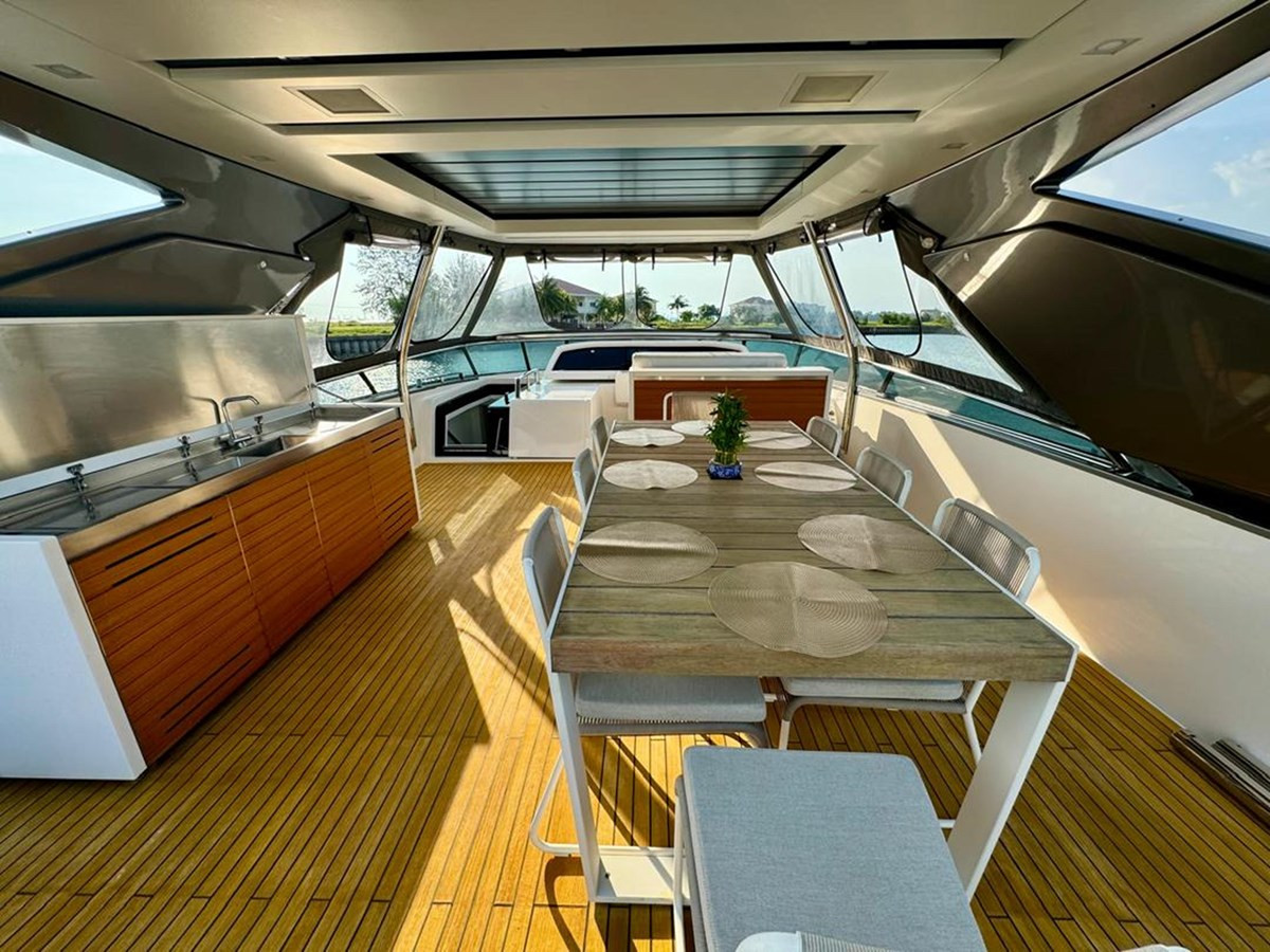 https://arconyachts.ams3.digitaloceanspaces.com/81691/conversions/large_4699657-optimize.jpg