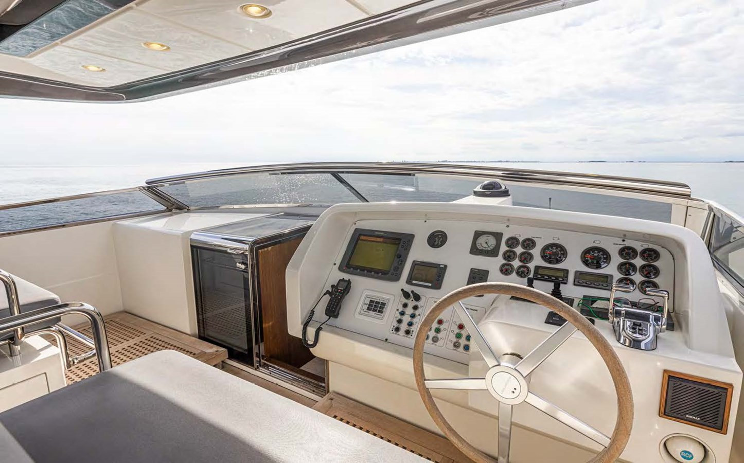 https://arconyachts.ams3.digitaloceanspaces.com/81757/conversions/large_4148851-optimize.jpg