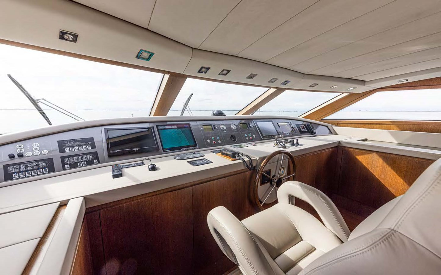 https://arconyachts.ams3.digitaloceanspaces.com/81781/conversions/large_4148859-optimize.jpg
