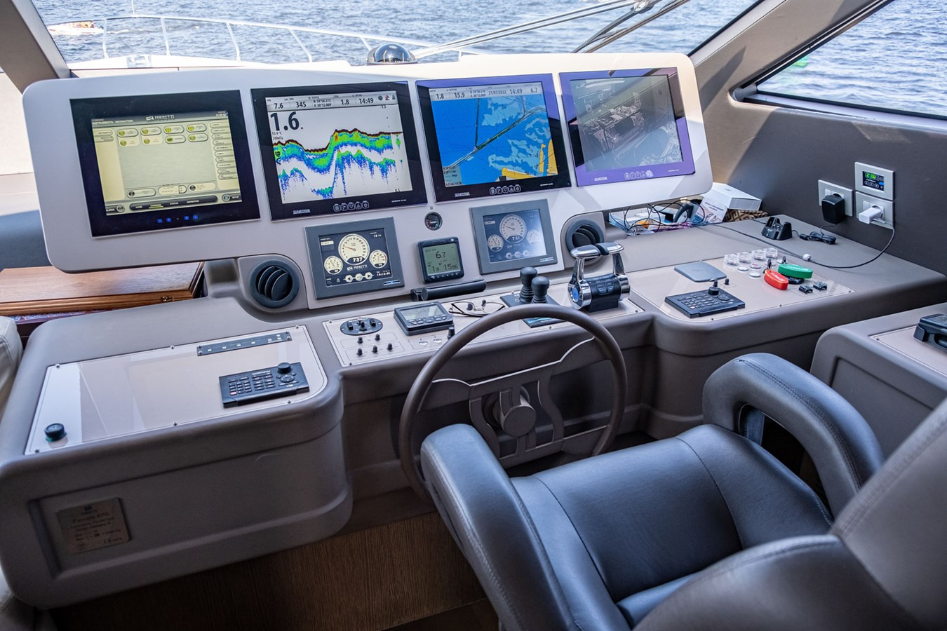 https://arconyachts.ams3.digitaloceanspaces.com/81788/conversions/large_3580255-optimize.jpg