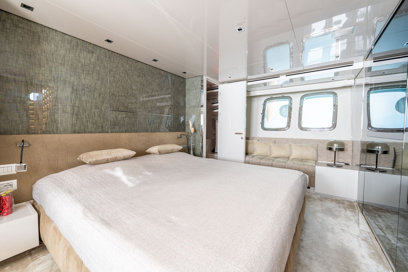 https://arconyachts.ams3.digitaloceanspaces.com/81836/conversions/large_4813080-optimize.jpg