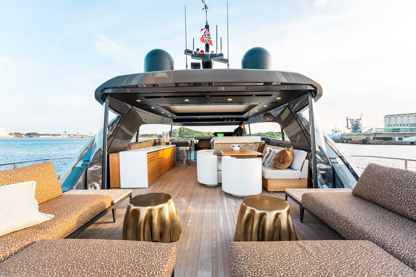 https://arconyachts.ams3.digitaloceanspaces.com/81950/conversions/large_4833014-optimize.jpg