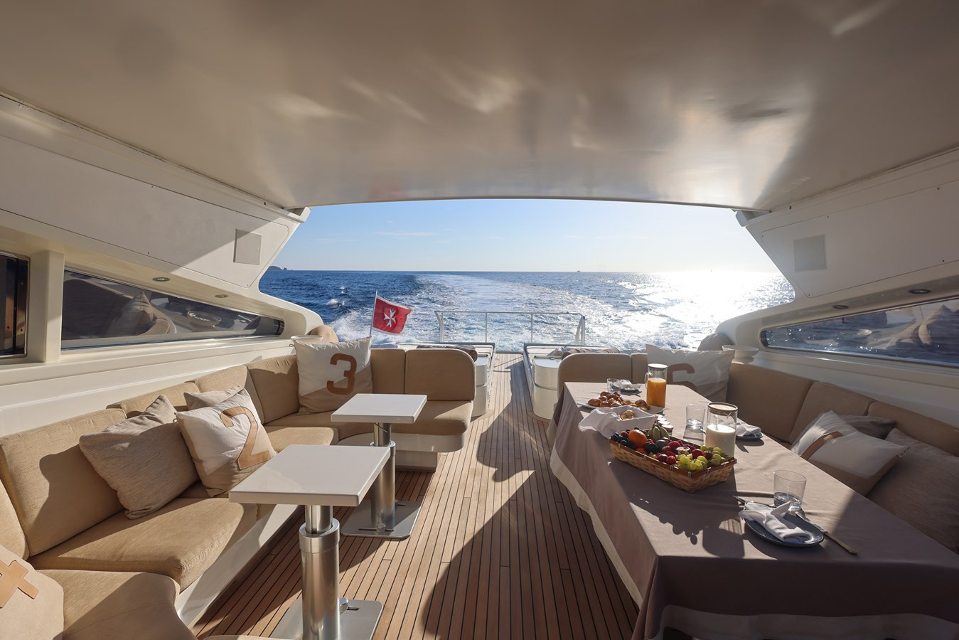 https://arconyachts.ams3.digitaloceanspaces.com/82101/conversions/large_4589924-optimize.jpg