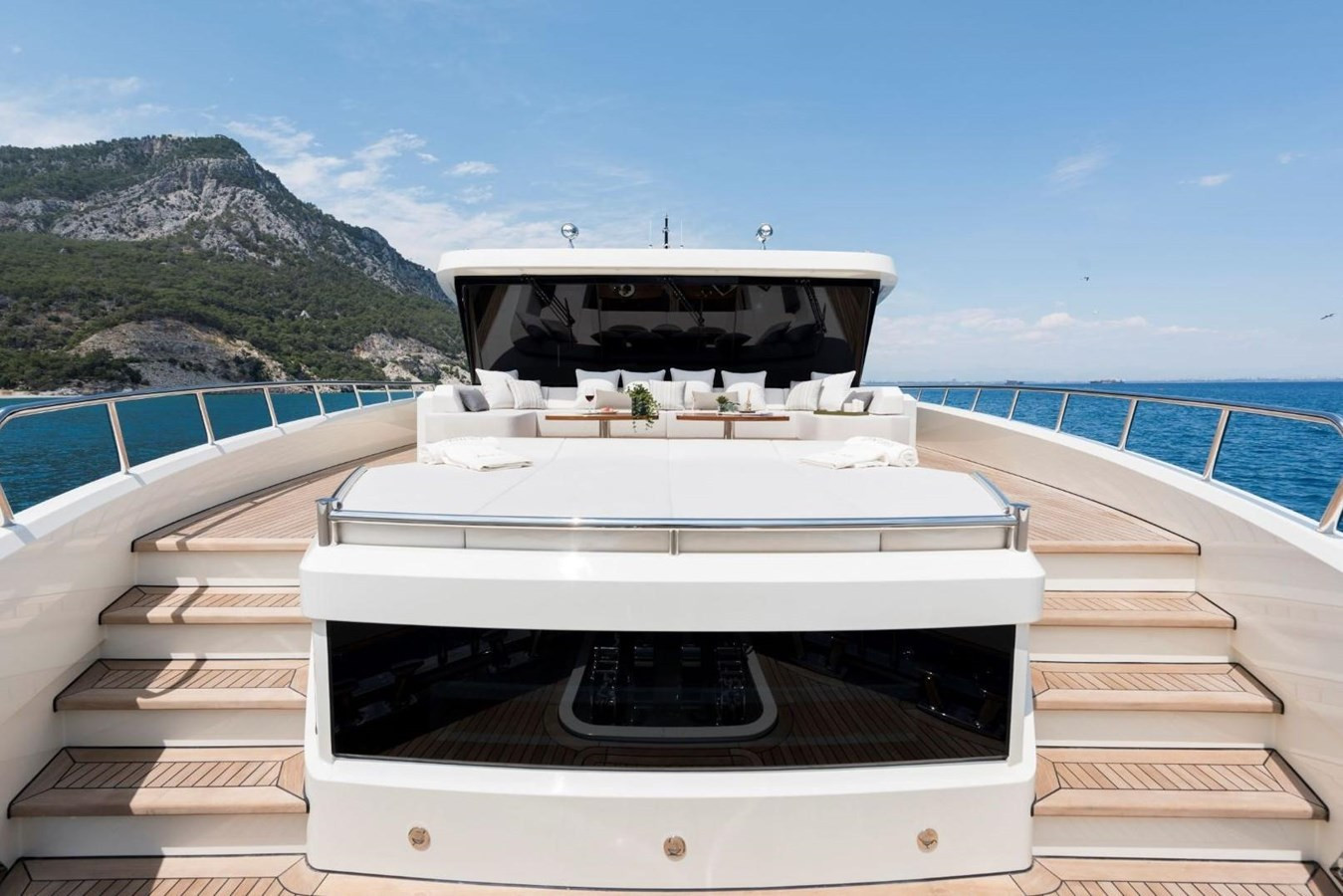https://arconyachts.ams3.digitaloceanspaces.com/82111/conversions/large_4104281-optimize.jpg