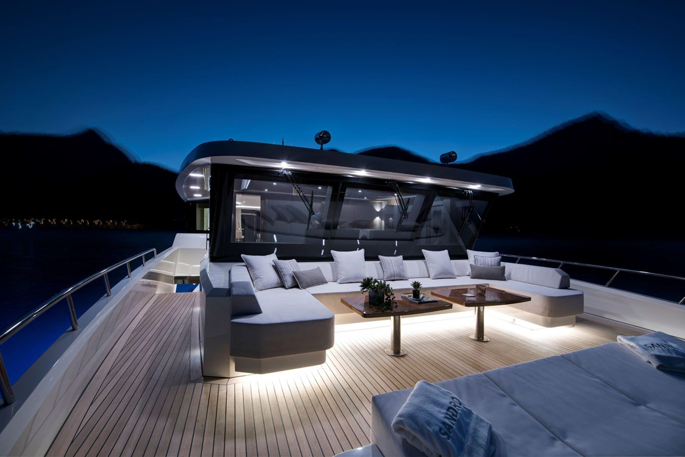 https://arconyachts.ams3.digitaloceanspaces.com/82118/conversions/large_4104284-optimize.jpg