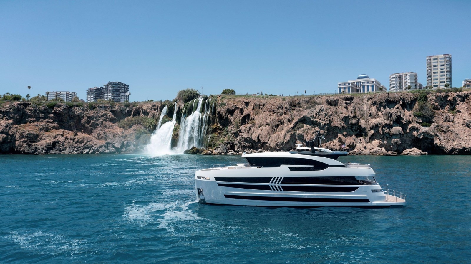 https://arconyachts.ams3.digitaloceanspaces.com/82241/conversions/large_4104325-optimize.jpg