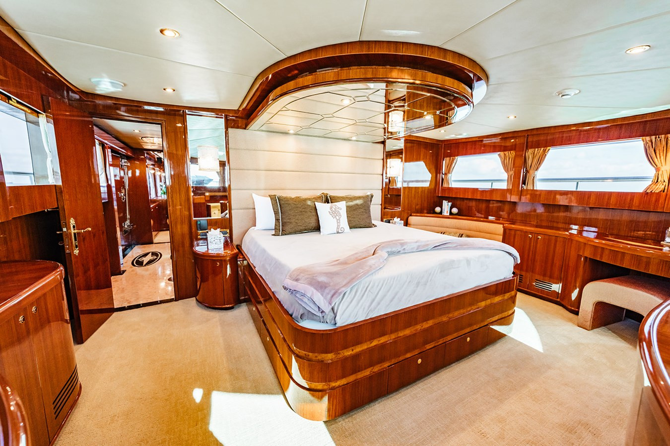 https://arconyachts.ams3.digitaloceanspaces.com/82310/conversions/large_4543867-optimize.jpg