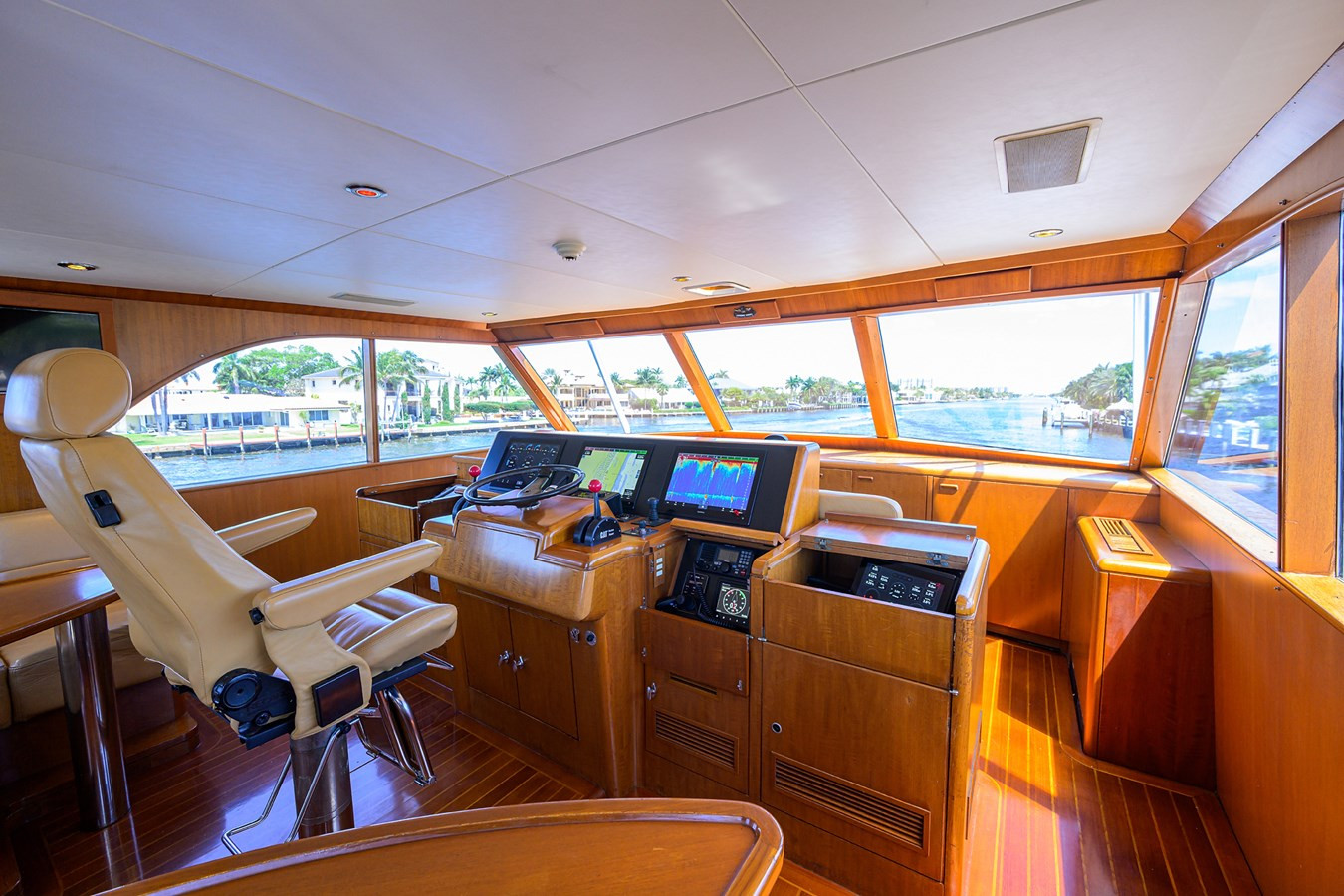https://arconyachts.ams3.digitaloceanspaces.com/82375/conversions/large_4632173-optimize.jpg