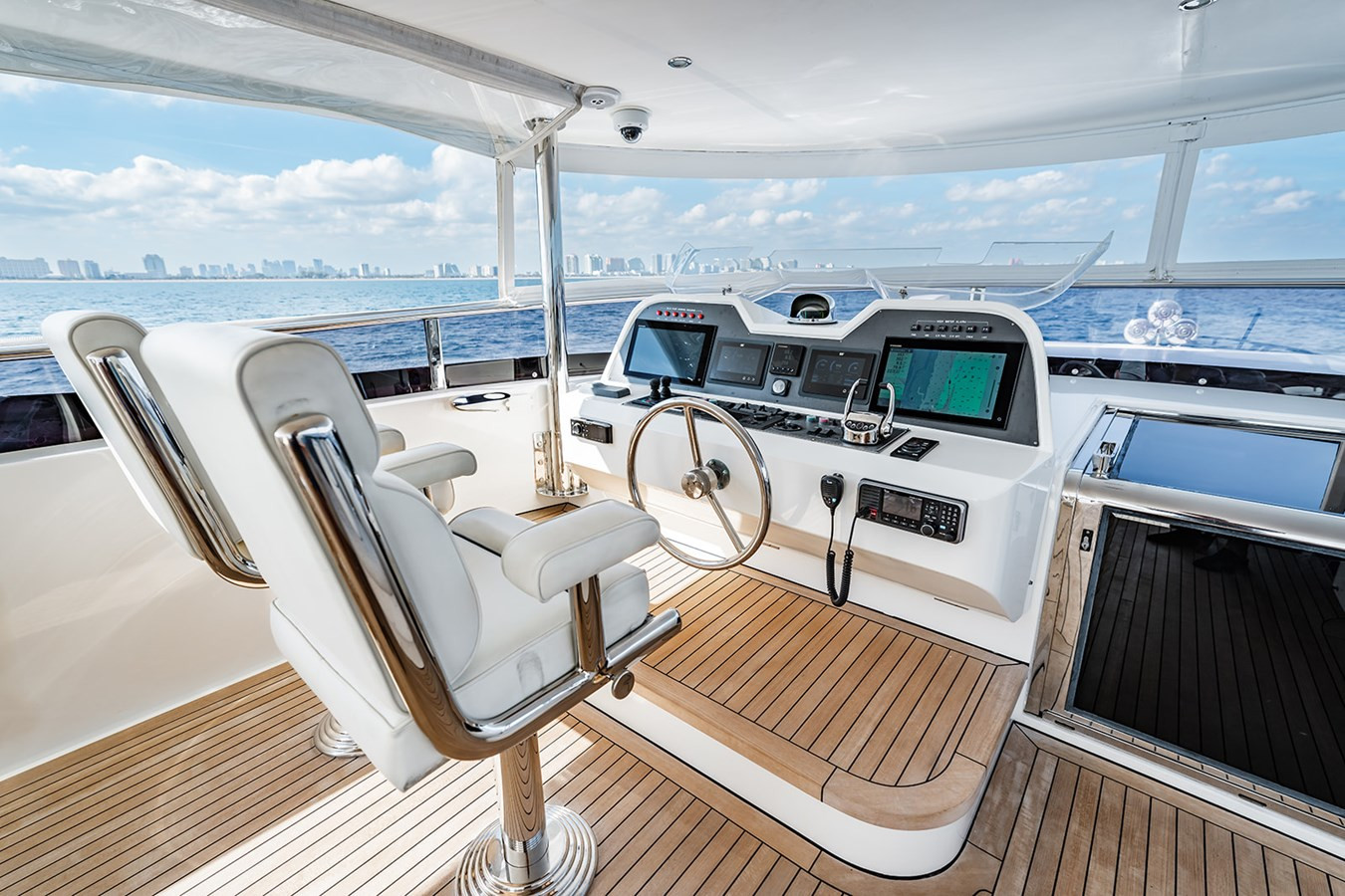https://arconyachts.ams3.digitaloceanspaces.com/82437/conversions/large_4543911-optimize.jpg