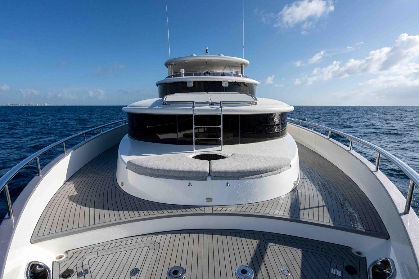 https://arconyachts.ams3.digitaloceanspaces.com/82524/conversions/large_4826228-optimize.jpg