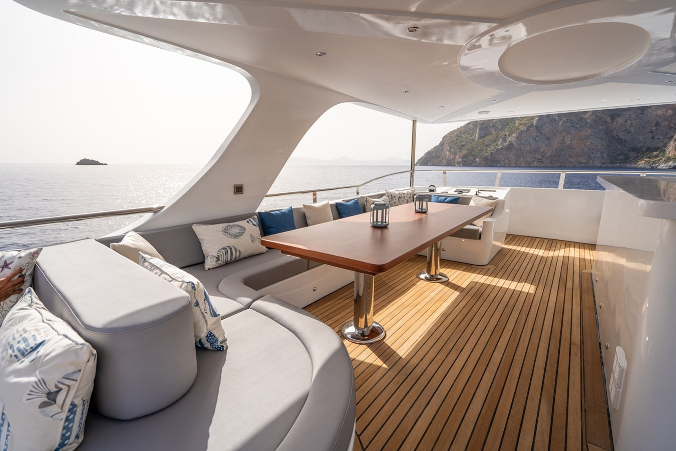 https://arconyachts.ams3.digitaloceanspaces.com/82542/conversions/large_4314389-optimize.jpg