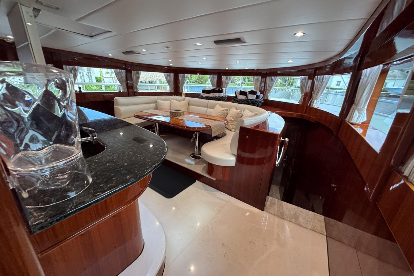 https://arconyachts.ams3.digitaloceanspaces.com/82567/conversions/large_4826243-optimize.jpg