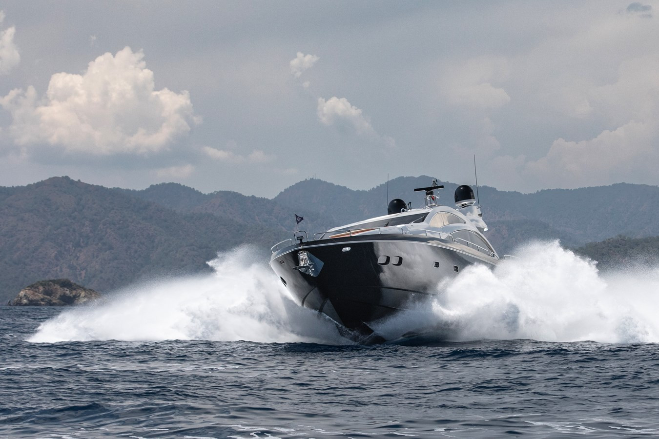 https://arconyachts.ams3.digitaloceanspaces.com/82668/conversions/large_4817847-optimize.jpg