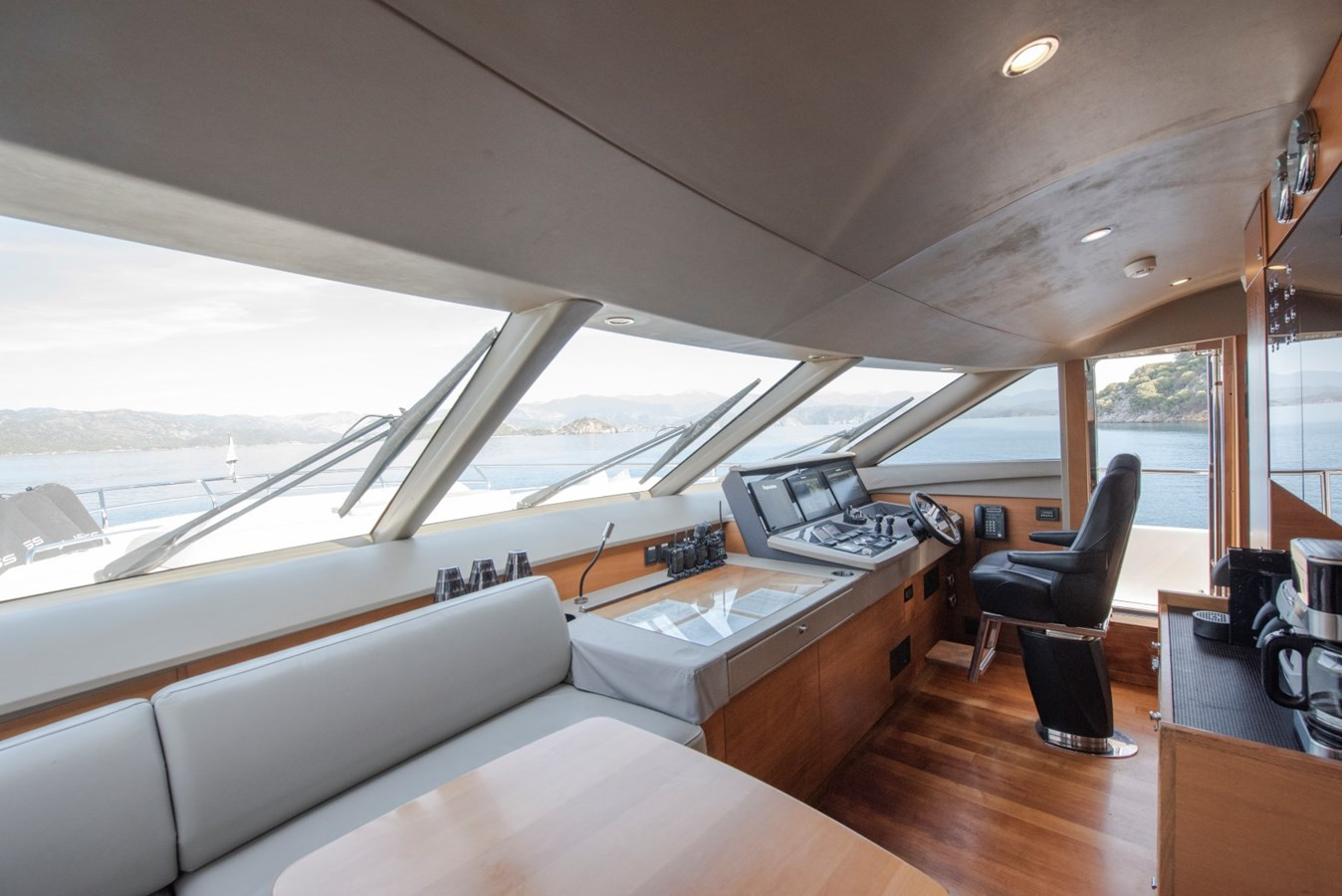 https://arconyachts.ams3.digitaloceanspaces.com/82775/conversions/large_4841954-optimize.jpg