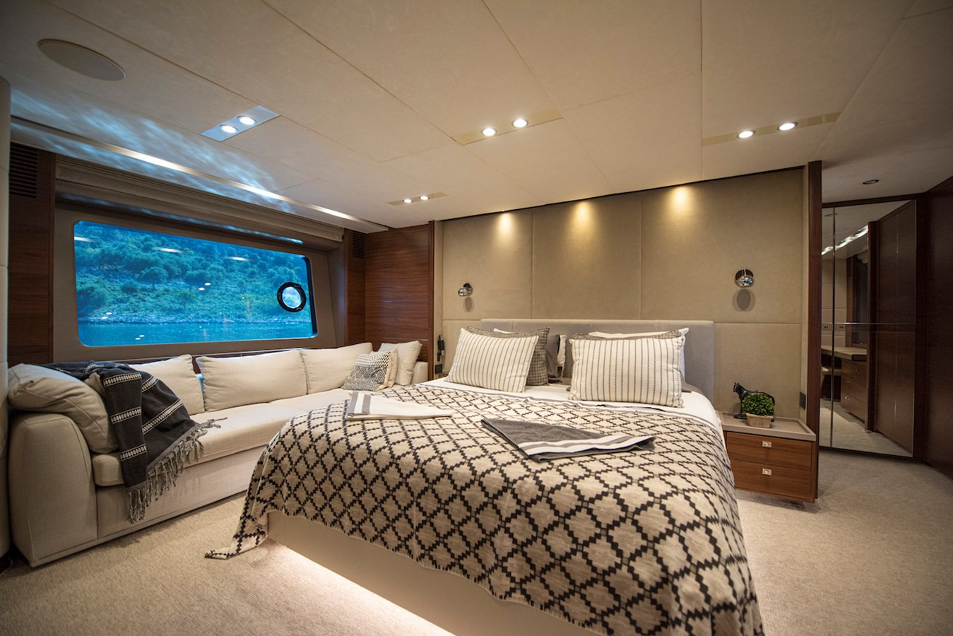 https://arconyachts.ams3.digitaloceanspaces.com/82781/conversions/large_4841995-optimize.jpg