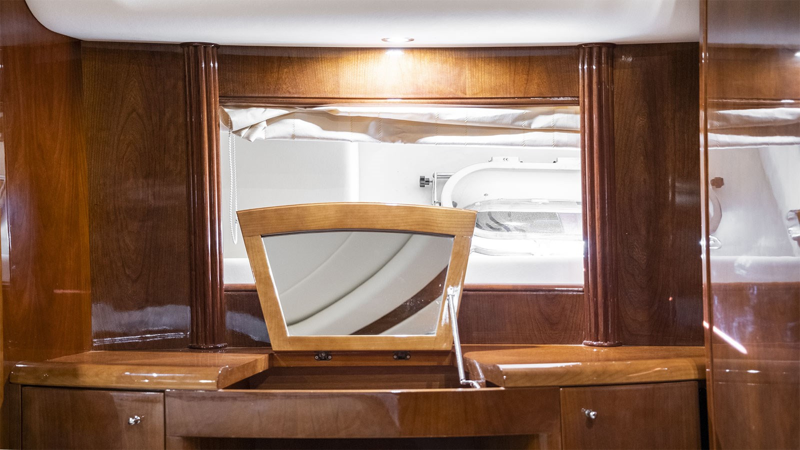 https://arconyachts.ams3.digitaloceanspaces.com/82972/conversions/large_4299404-optimize.jpg
