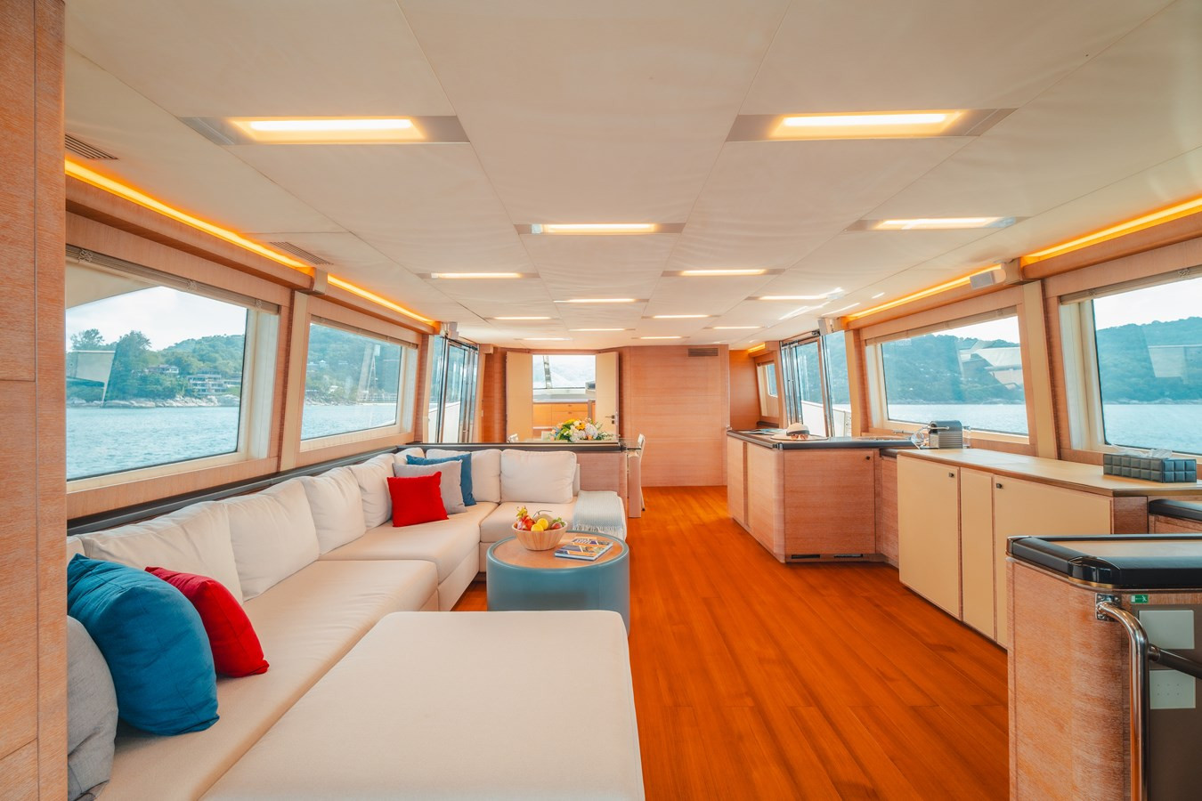 https://arconyachts.ams3.digitaloceanspaces.com/83080/conversions/large_4671914-optimize.jpg