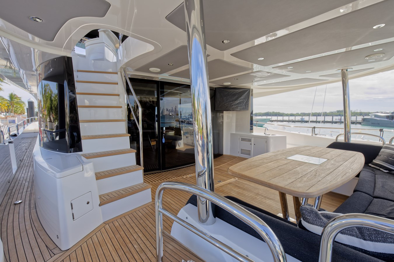 https://arconyachts.ams3.digitaloceanspaces.com/83261/conversions/large_4024893-optimize.jpg