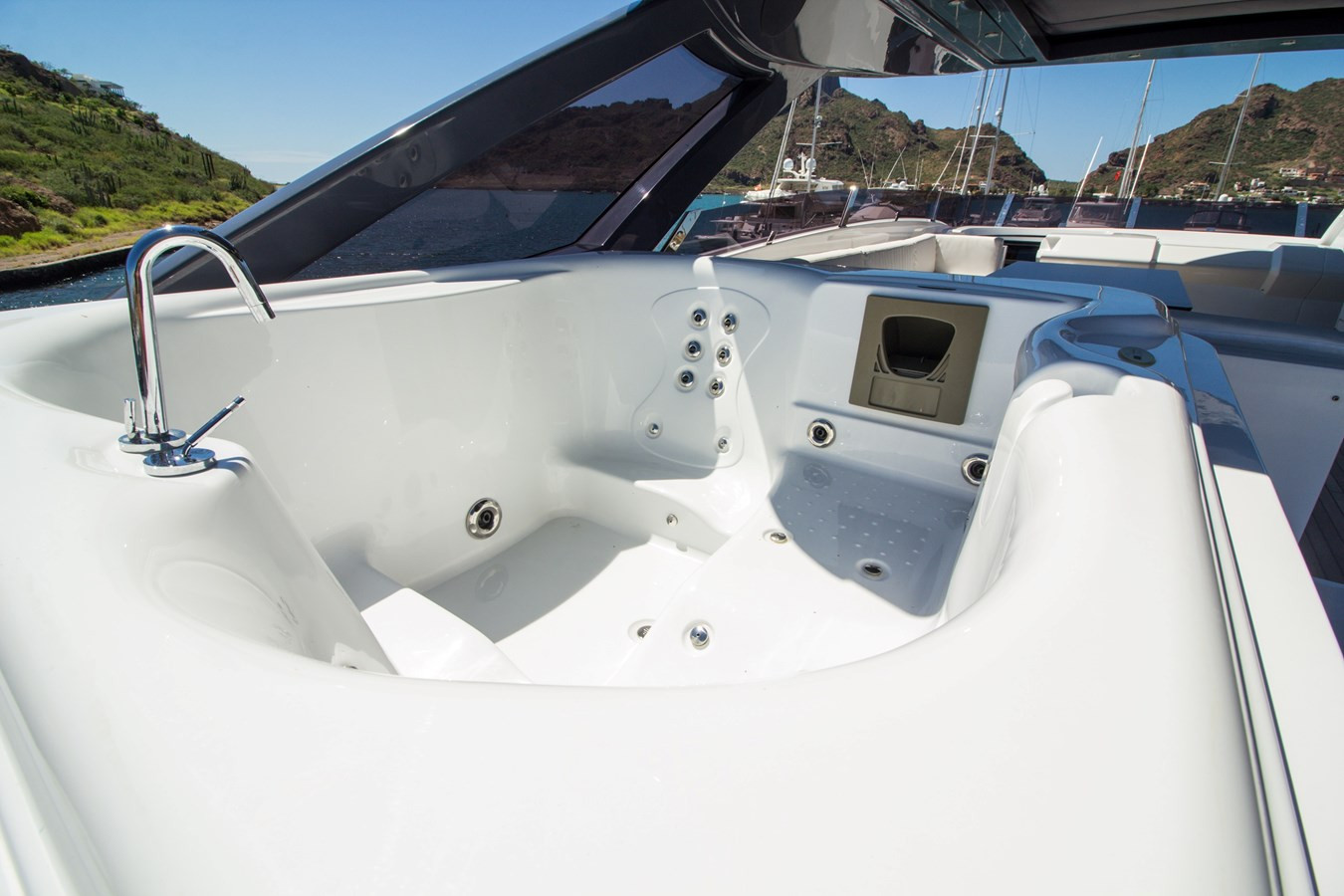 https://arconyachts.ams3.digitaloceanspaces.com/83366/conversions/large_3622603-optimize.jpg