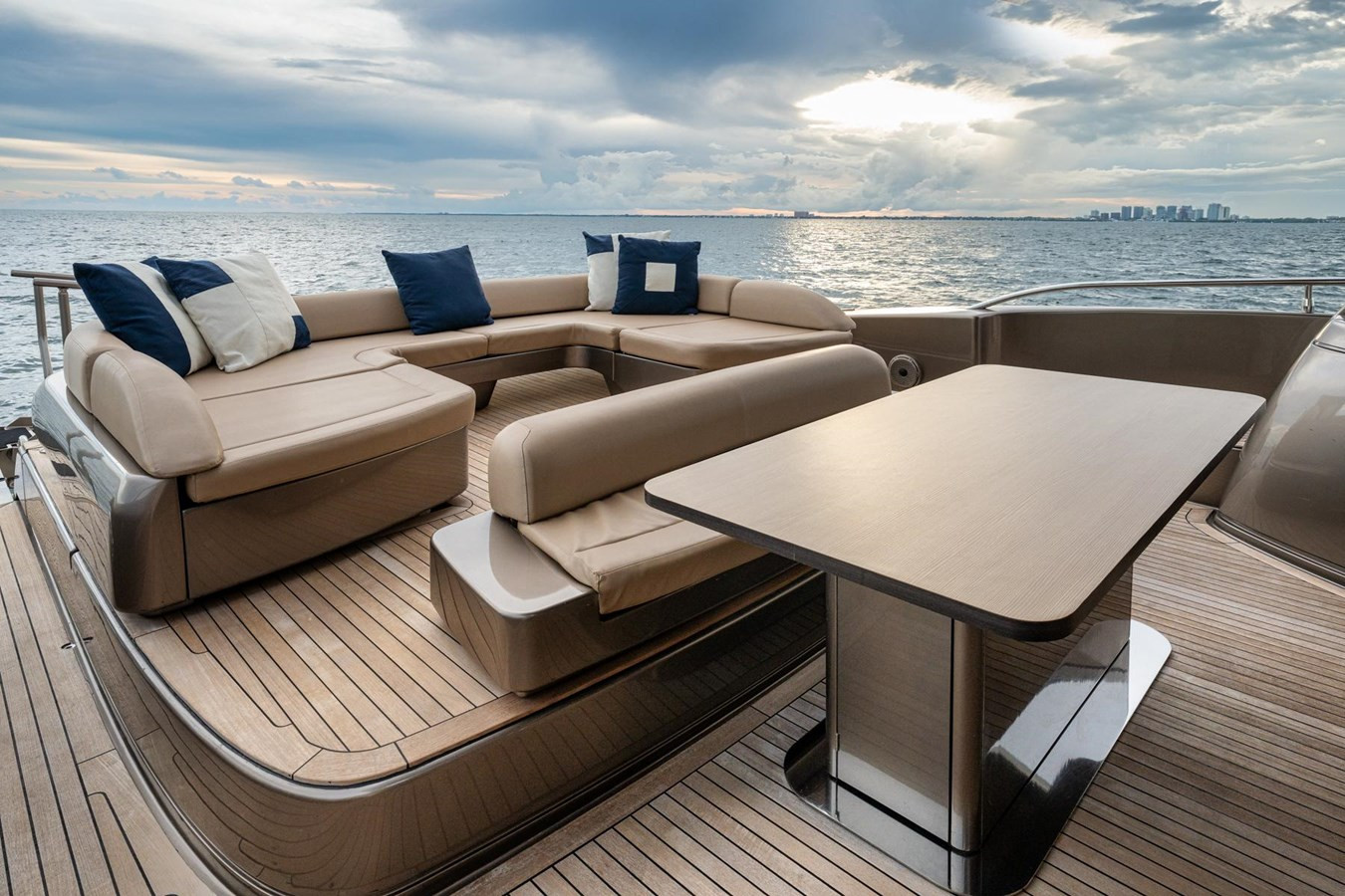 https://arconyachts.ams3.digitaloceanspaces.com/83591/conversions/large_4773643-optimize.jpg