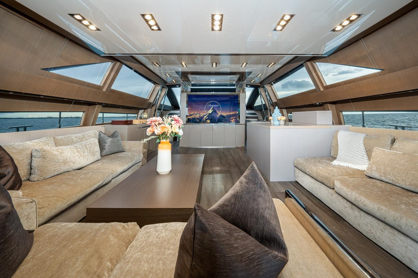 https://arconyachts.ams3.digitaloceanspaces.com/83609/conversions/large_4773769-optimize.jpg