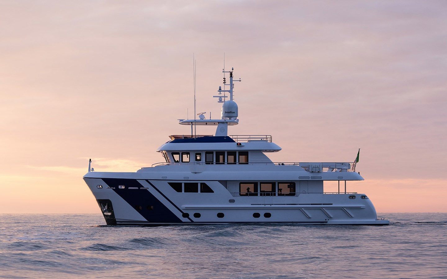 https://arconyachts.ams3.digitaloceanspaces.com/84009/conversions/large_4852096-optimize.jpg