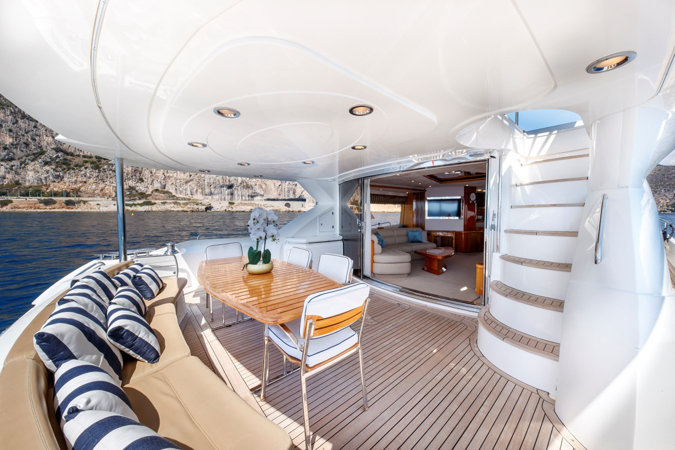 https://arconyachts.ams3.digitaloceanspaces.com/84055/conversions/large_4055896-optimize.jpg