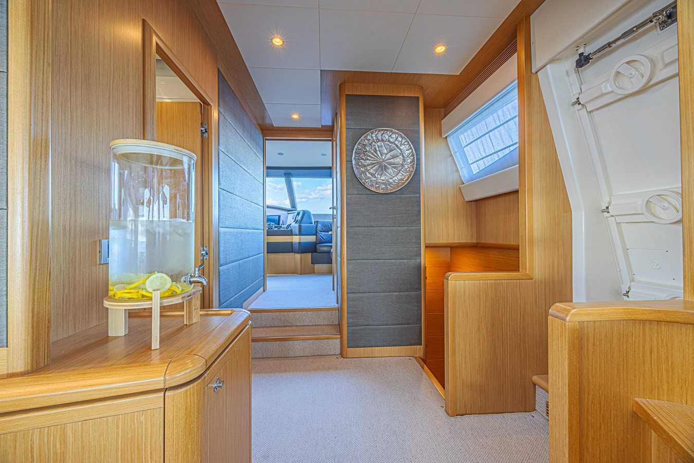 https://arconyachts.ams3.digitaloceanspaces.com/84071/conversions/large_4844787-optimize.jpg