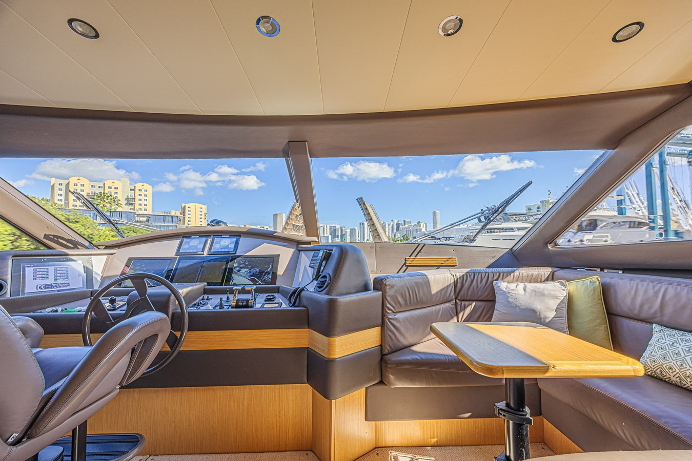 https://arconyachts.ams3.digitaloceanspaces.com/84083/conversions/large_4844791-optimize.jpg