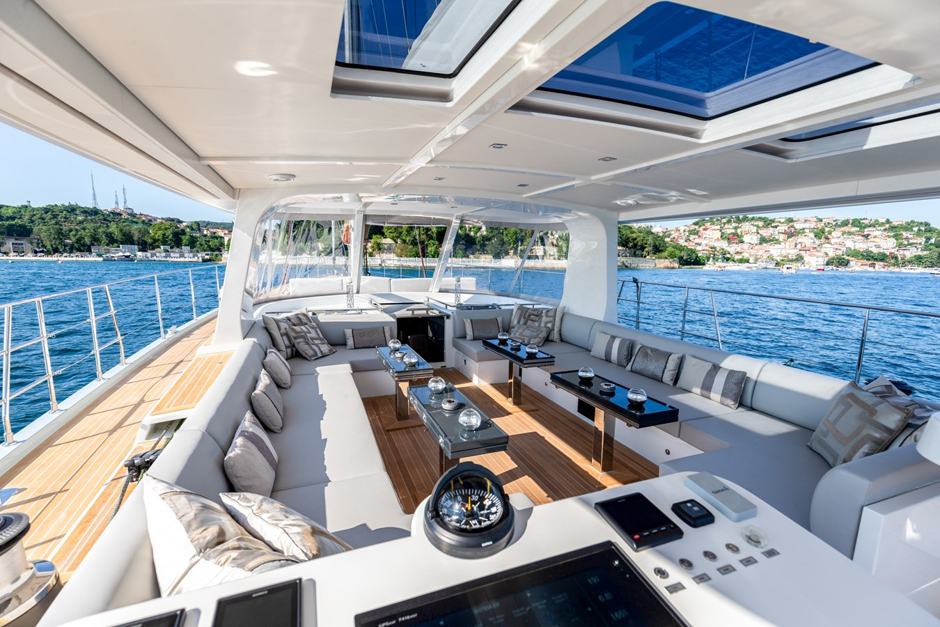 https://arconyachts.ams3.digitaloceanspaces.com/84256/conversions/large_4592885-optimize.jpg