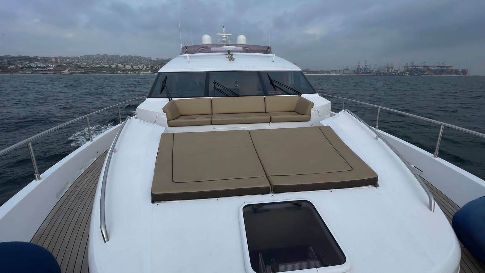 https://arconyachts.ams3.digitaloceanspaces.com/84293/conversions/large_4068893-optimize.jpg