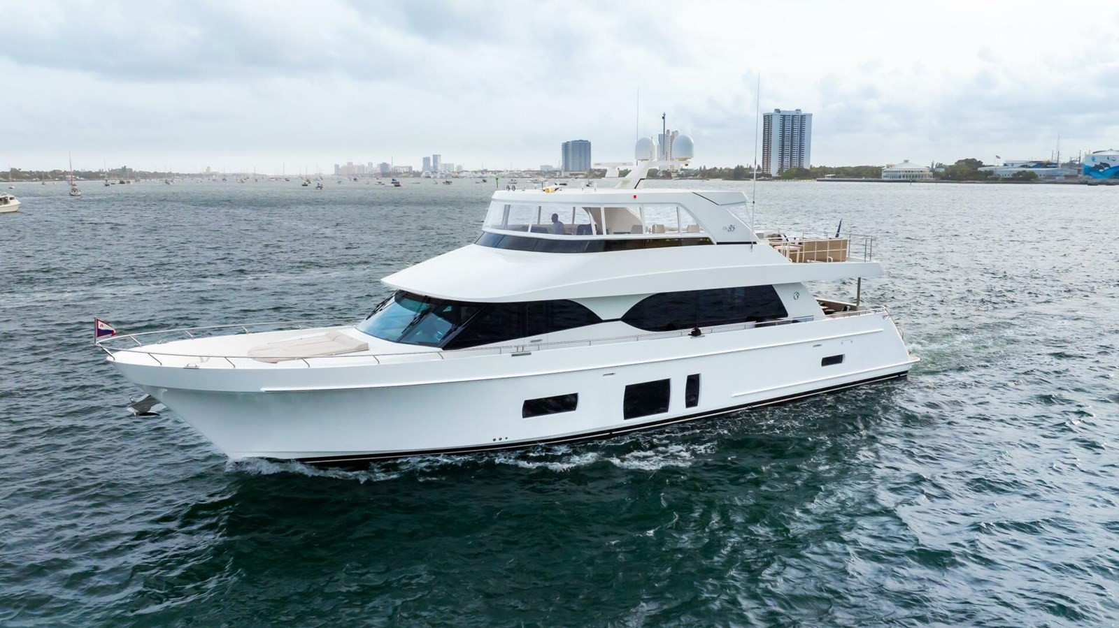 https://arconyachts.ams3.digitaloceanspaces.com/84539/conversions/large_4112220-optimize.jpg