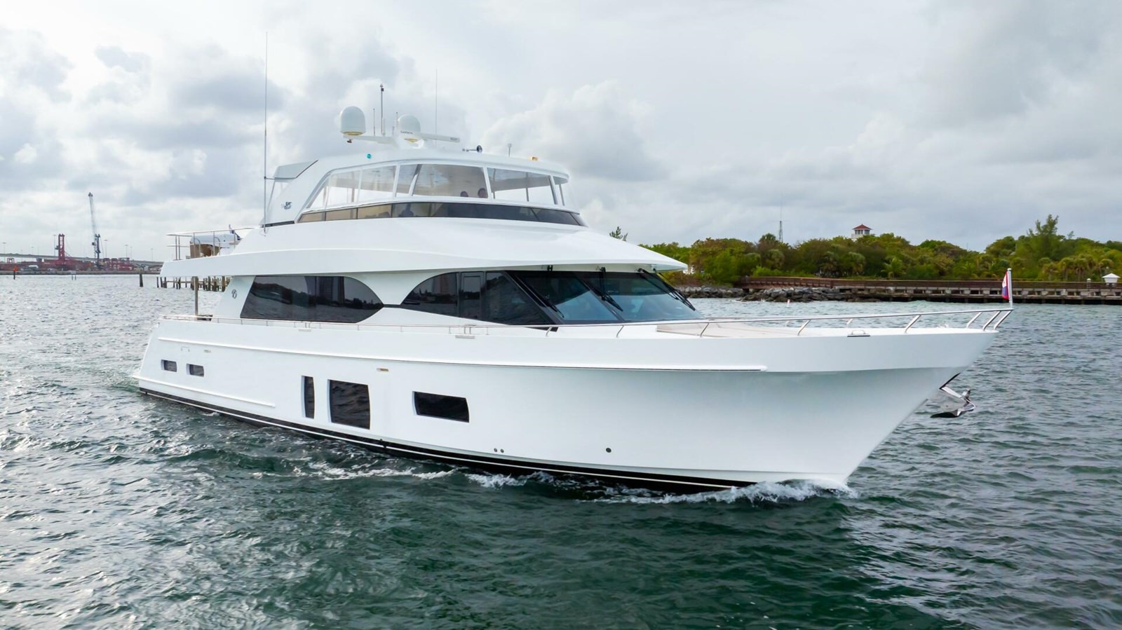 https://arconyachts.ams3.digitaloceanspaces.com/84541/conversions/large_4112221-optimize.jpg