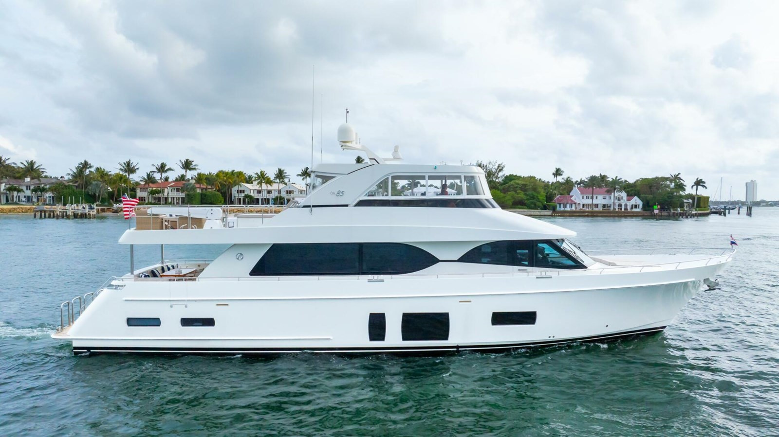 https://arconyachts.ams3.digitaloceanspaces.com/84551/conversions/large_4112224-optimize.jpg