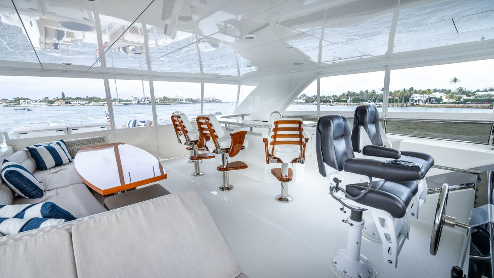 https://arconyachts.ams3.digitaloceanspaces.com/84589/conversions/large_4112238-optimize.jpg
