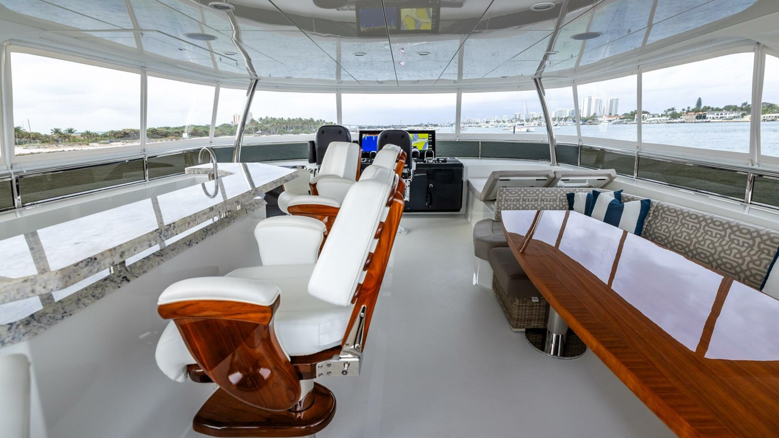 https://arconyachts.ams3.digitaloceanspaces.com/84597/conversions/large_4112241-optimize.jpg