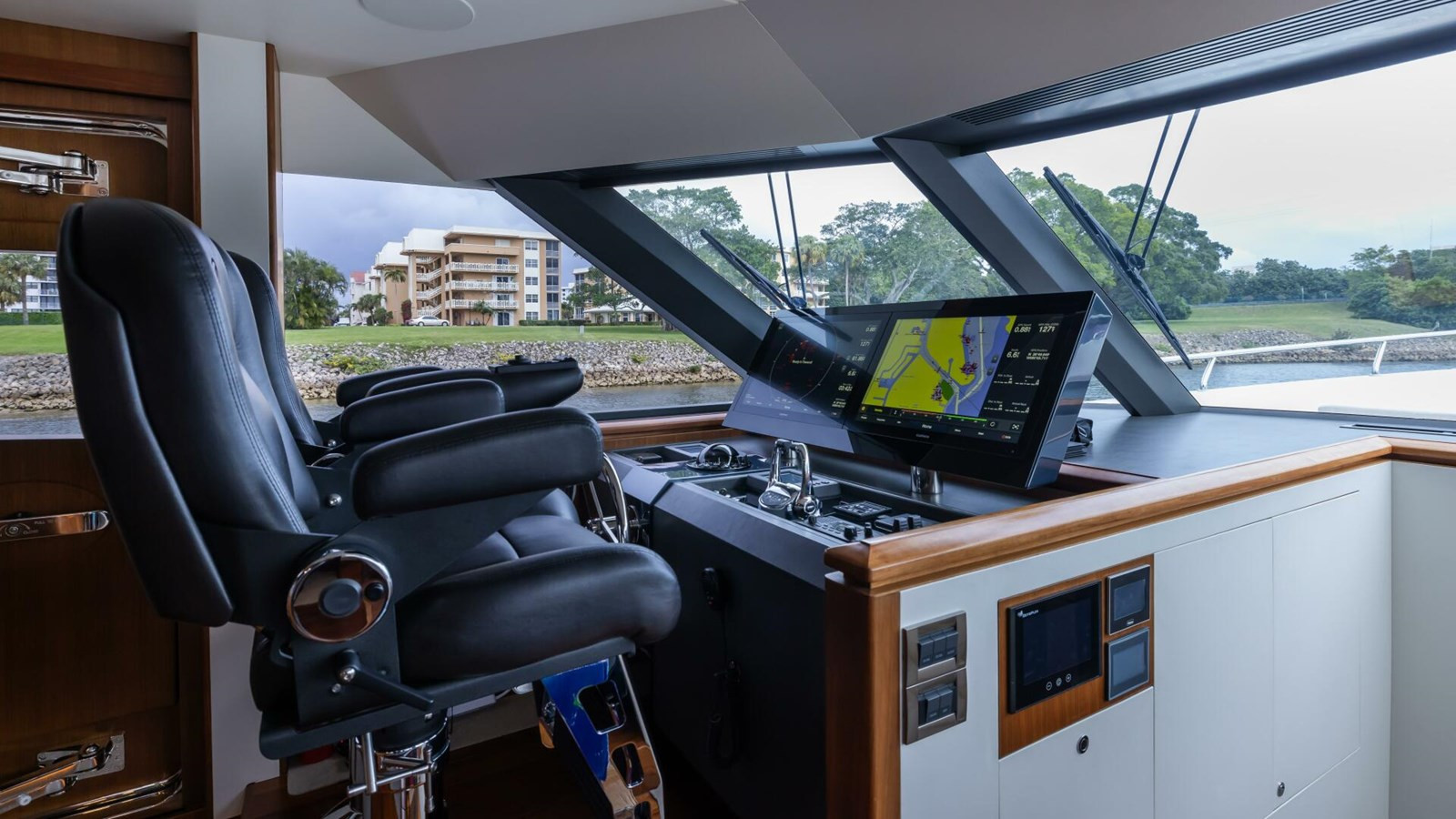 https://arconyachts.ams3.digitaloceanspaces.com/84619/conversions/large_4112249-optimize.jpg